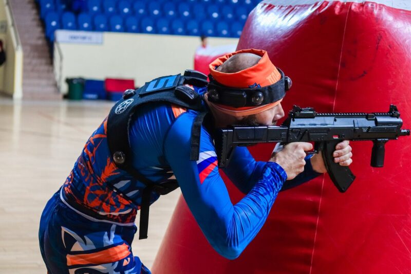 Боец LASERWAR в прицеле у красного надувного укрытия.